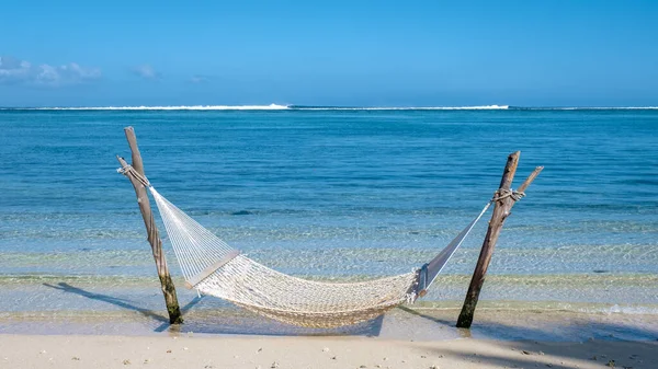 Praia tropical com rede no oceano, praia de areia branca com rede Le Morne praia Maurício — Fotografia de Stock