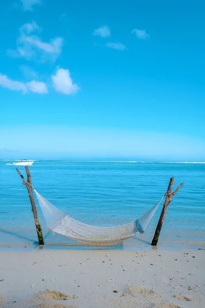 Okyanusta hamağı olan tropik plaj, hamağı Le Morne plajı Mauritius olan beyaz kumlu plaj. — Stok fotoğraf