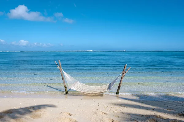 Praia tropical com rede no oceano, praia de areia branca com rede Le Morne praia Maurício — Fotografia de Stock