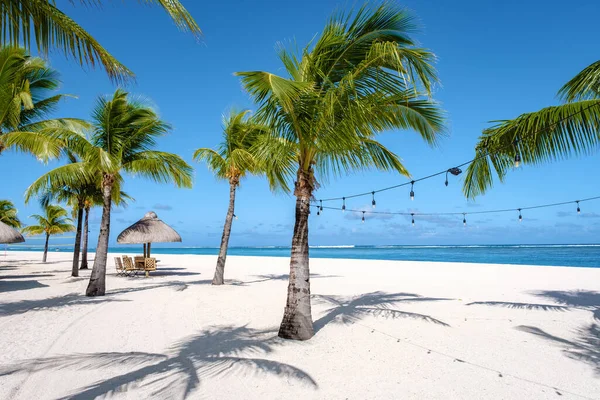 Playa tropical con arena blanca y palmeras Le Morne Mauricio, playa de arena blanca con océano azul y palmeras Mauricio — Foto de Stock