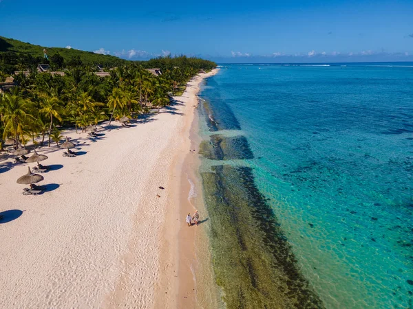 Le Morne plaża Mauritius, Tropikalna plaża z palmami i biały piasek niebieski ocean para mężczyzn i kobiet spacerujących na plaży podczas wakacji — Zdjęcie stockowe