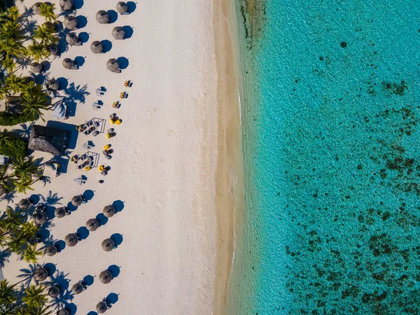 Le Morne beach Mauritius,Tropical beach with palm trees and white sand blue ocean and beach beds with umbrella,Sun chairs and parasol under a palm tree at a tropical beac, Le Morne beach Mauritius — Foto Stock