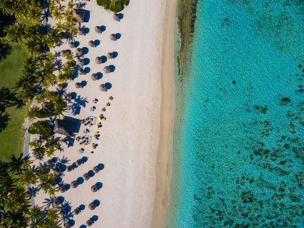 Le Morne beach Mauritius,Tropical beach with palm trees and white sand blue ocean and beach beds with umbrella,Sun chairs and parasol under a palm tree at a tropical beac, Le Morne beach Mauritius — Foto Stock