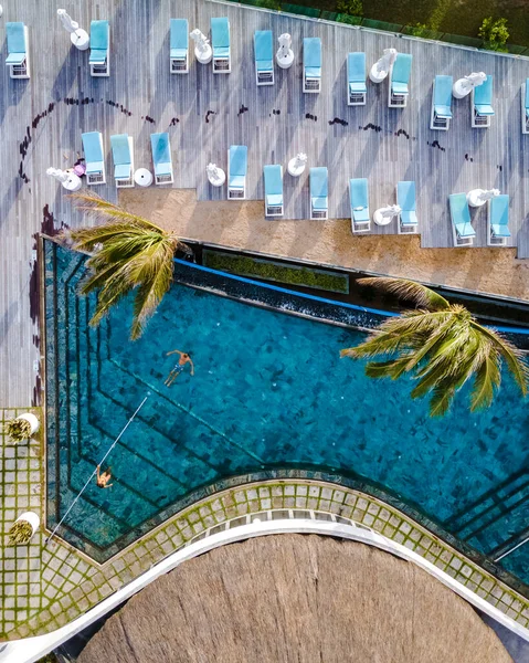 Drone aerial view of tropical swimming pool by a blue ocean — Foto de Stock