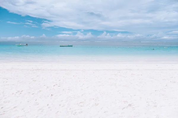 Praia de areia branca tropical com oceano azul Maurício — Fotografia de Stock