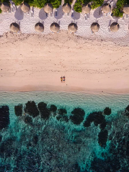 Le Morne plajı Mauritius, Tropikal plaj palmiye ağaçları ve beyaz kum mavisi okyanus ve şemsiyeli plaj yatakları, güneş sandalyeleri ve güneş şemsiyeleri bir palmiye ağacının altında, Le Morne plajı Mauritius 'ta. — Stok fotoğraf