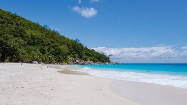 Praslin Seyşeller tropikal adası. Plajları, palmiye ağaçları, Anse Lazio plajı, Palmiye ağacı Anse Lazio, Seyşeller 'deki terk edilmiş tropikal ada rüya plajı.
