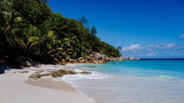 Praslin Seyşeller tropikal adası. Plajları, palmiye ağaçları, Anse Lazio plajı, Palmiye ağacı Anse Lazio, Seyşeller 'deki terk edilmiş tropikal ada rüya plajı.