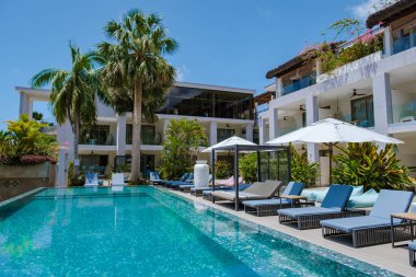 Praslin Seyşeller Nisan 2022, Anse Volbert tropikal adasında plajları ve palmiye ağaçları olan lüks bir tatil beldesi.,