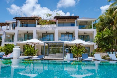 Praslin Seyşeller Nisan 2022, Anse Volbert tropikal adasında plajları ve palmiye ağaçları olan lüks bir tatil beldesi.,