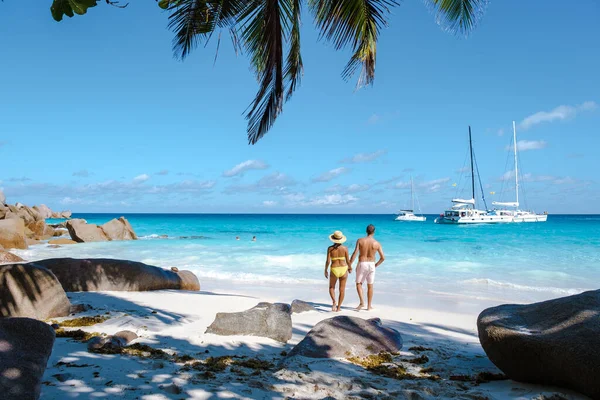 Praslin Seychelles tropical island with withe beaches and palm trees, couple men and women mid age on vacation at the Seychelles visiting the tropical beach of Anse Lazio Praslin Seychelles — ストック写真