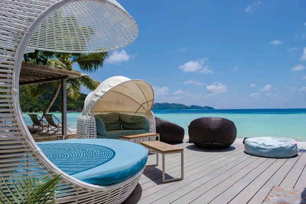 Tropikalna wyspa Praslin Seszele z plażami i palmami, restauracja z krzesłami na plaży Anse Volber Seszele — Zdjęcie stockowe
