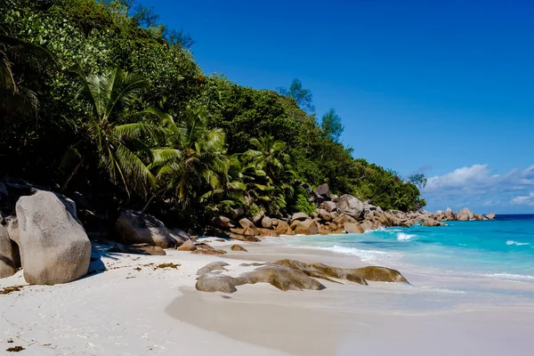 Praslin Seychelles tropical island with withe beaches and palm trees, Anse Lazio beach ,Palm tree stands over deserted tropical island dream beach in Anse Lazio, Seychelles — Stock Photo, Image