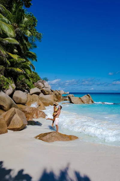 Praslin Seychellen tropische Insel mit weiten Stränden und Palmen, Paar Männer und Frauen mittleren Alters im Urlaub auf den Seychellen besuchen den tropischen Strand von Anse Lazio Praslin Seychellen — Stockfoto
