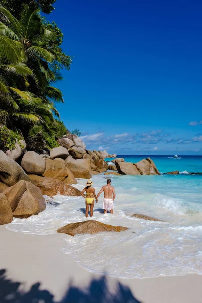 Praslin Seychellen tropische Insel mit weiten Stränden und Palmen, Paar Männer und Frauen mittleren Alters im Urlaub auf den Seychellen besuchen den tropischen Strand von Anse Lazio Praslin Seychellen — Stockfoto