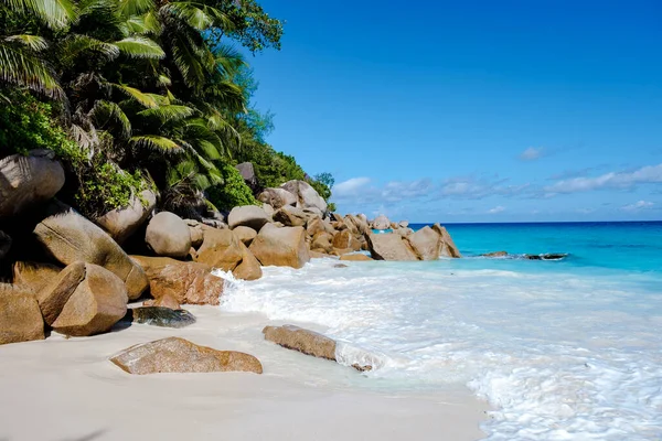 Praslin Seychelles tropical island with withe beaches and palm trees, Anse Lazio beach ,Palm tree stands over deserted tropical island dream beach in Anse Lazio, Seychelles — Foto Stock