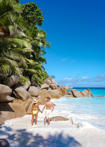 Praslin Seychelles île tropicale avec withe plages et palmiers, couple hommes et femmes d'âge moyen en vacances aux Seychelles visitant la plage tropicale de l'Anse Lazio Praslin Seychelles — Photo