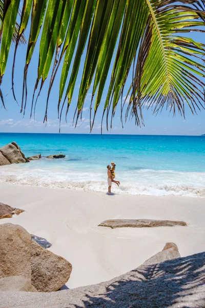Praslin Seszele tropikalna wyspa z żwirowymi plażami i palmami, para mężczyzn i kobiet w średnim wieku na wakacjach na Seszelach zwiedzanie tropikalnej plaży Anse Lazio Praslin Seszele — Zdjęcie stockowe
