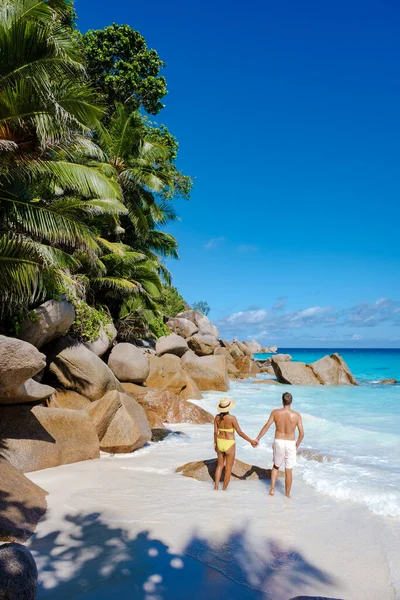 Praslin Seychellen tropisch eiland met withe stranden en palmbomen, paar mannen en vrouwen van middelbare leeftijd op vakantie op de Seychellen een bezoek aan het tropische strand van Anse Lazio Praslin Seychellen — Stockfoto