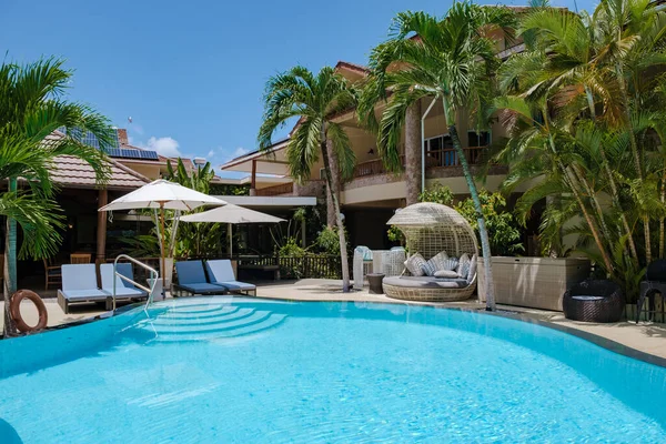 Praslin Seychely duben 2022, luxusní resort na pláži Anse Volbert tropického ostrova s plážemi a palmami, — Stock fotografie