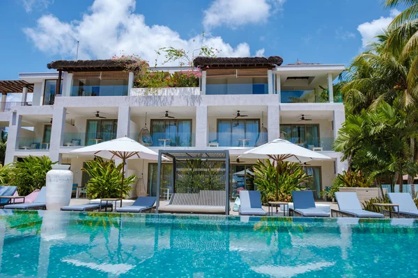 Praslin Seychelles április 2022, luxus üdülőhely a strandon Anse Volbert trópusi sziget withe strandok és pálmafák, — Stock Fotó