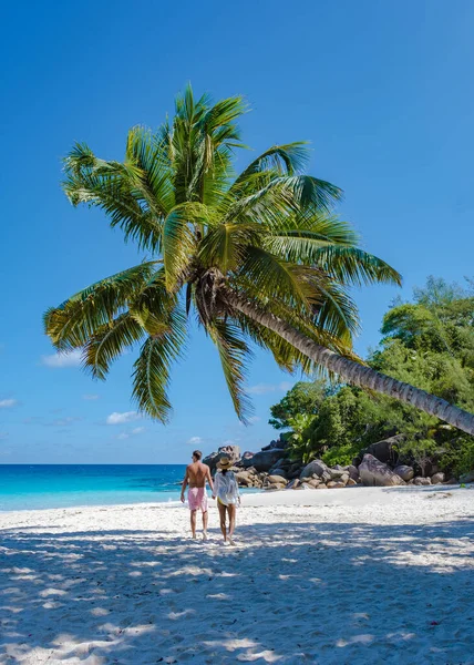 在塞舌尔热带岛屿Praslin，有海滩和棕榈树，一对中年男女在塞舌尔游览热带海滩Anse Lazio Praslin塞舌尔度假 — 图库照片