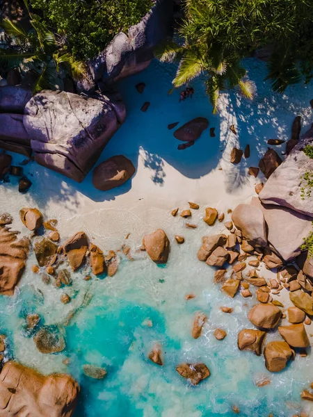 Praslin Seychely tropický ostrov s plážemi a palmami, Anse Lazio pláž, Palma stojí nad opuštěné tropické ostrov sen pláž v Anse Lazio, Seychely — Stock fotografie