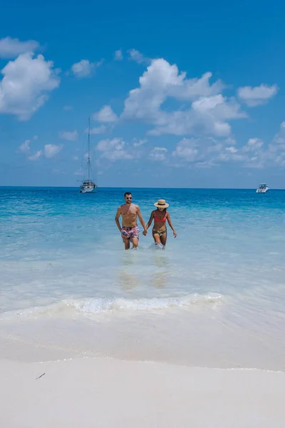 Praslin Seychelle-szigetek trópusi sziget withe strandok és pálmafák, pár férfi és nő középkorú nyaralás a Seychelle-szigeteken látogatás a trópusi strandon Anse Lazio Praslin Seychelles — Stock Fotó