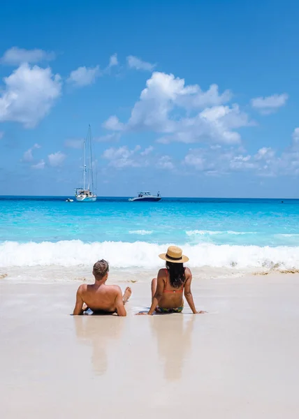 Praslin Seychelles isla tropical con playas y palmeras, pareja de hombres y mujeres de mediana edad de vacaciones en las Seychelles visitando la playa tropical de Anse Lazio Praslin Seychelles —  Fotos de Stock