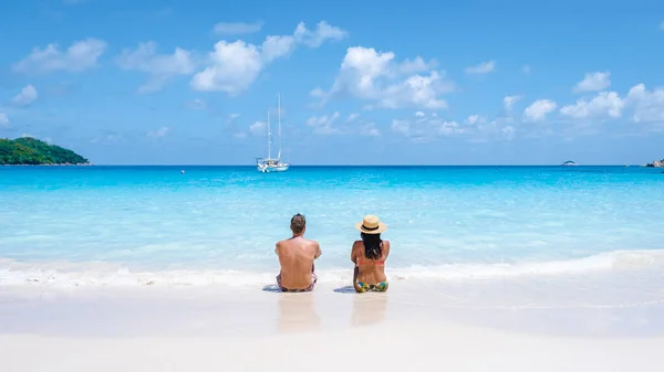 Isola tropicale di Praslin Seychelles con ampie spiagge e palme, coppia di uomini e donne di mezza età in vacanza alle Seychelles in visita alla spiaggia tropicale di Anse Lazio Praslin Seychelles — Foto Stock