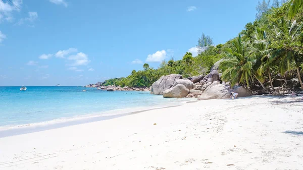 Praslin Seychellen tropische Insel mit weiten Stränden und Palmen, Anse Lazio Strand, Palme steht über einsamen tropischen Insel Traumstrand in Anse Lazio, Seychellen — Stockfoto
