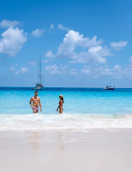 Praslin Seychelles tropical island with withe beaches and palm trees, couple men and women mid age on vacation at the Seychelles visiting the tropical beach of Anse Lazio Praslin Seychelles —  Fotos de Stock