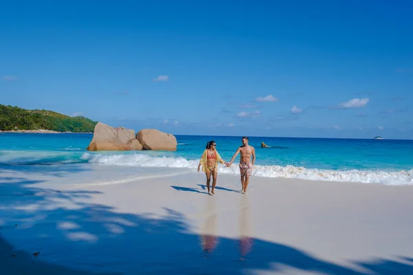 Praslin Seychelles île tropicale avec withe plages et palmiers, couple hommes et femmes d'âge moyen en vacances aux Seychelles visitant la plage tropicale de l'Anse Lazio Praslin Seychelles — Photo