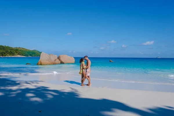 Praslin Seychelles tropical island with withe beaches and palm trees, couple men and women mid age on vacation at the Seychelles visiting the tropical beach of Anse Lazio Praslin Seychelles — Stockfoto