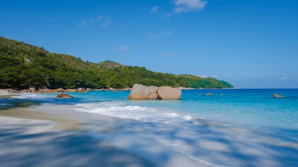 Praslin Seychellen tropisch eiland met withe stranden en palmbomen, Anse Lazio strand, Palm boom staat over verlaten tropisch eiland droomstrand in Anse Lazio, Seychellen — Stockfoto