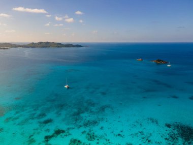 Praslin tropikal adası Seyşeller, St. Piere Adası üzerindeki insansız hava aracı manzarası Chauve Souris Relais Anse Volbert Sahili Seyşeller