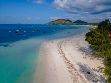 Praslin Seyşeller plajları ve palmiye ağaçları olan tropikal bir ada, Anse Volbert Seyşeller plajı.. 