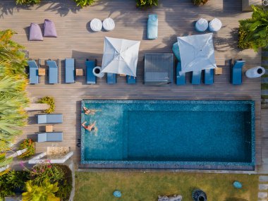 Praslin Seyşeller, tatil sırasında bilardo oynayan birkaç kadın ve erkek Anse Volbert tropikal adasında plajlar ve palmiye ağaçları olan lüks bir tatil köyünde.