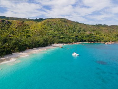 Praslin Seyşeller tropikal adası. Plajları, palmiye ağaçları, Anse Lazio plajı, Palmiye ağacı Anse Lazio, Seyşeller 'deki terk edilmiş tropikal ada rüya plajı.. 