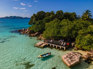 Praslin tropikal adası Seyşeller, St. Piere Adası üzerindeki insansız hava aracı manzarası Chauve Souris Relais Anse Volbert Sahili Seyşeller