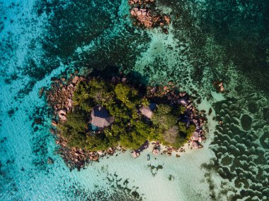 Praslin tropikal adası Seyşeller, St. Piere Adası üzerindeki insansız hava aracı manzarası Chauve Souris Relais Anse Volbert Sahili Seyşeller