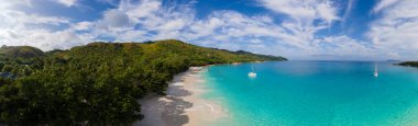 Praslin Seyşeller tropikal adası. Plajları, palmiye ağaçları, Anse Lazio plajı, Palmiye ağacı Anse Lazio, Seyşeller 'deki terk edilmiş tropikal ada rüya plajı.. 