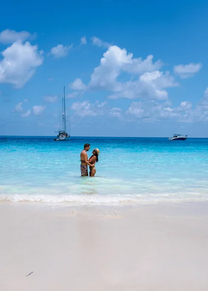 Praslin Seychelles tropical island with withe beaches and palm trees, couple men and women mid age on vacation at the Seychelles visiting the tropical beach of Anse Lazio Praslin Seychelles — Stockfoto