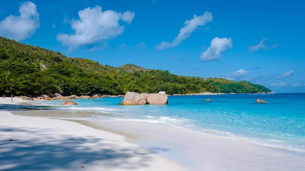 Praslin Seychellen tropische Insel mit weiten Stränden und Palmen, Anse Lazio Strand, Palme steht über einsamen tropischen Insel Traumstrand in Anse Lazio, Seychellen — Stockfoto