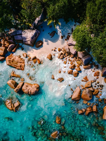 Praslin Seychelles tropical island with withe beaches and palm trees, Anse Lazio beach ,Palm tree stands over deserted tropical island dream beach in Anse Lazio, Seychelles — Stockfoto