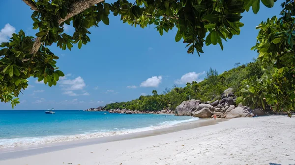 Praslin Seychelles tropical island with withe beaches and palm trees, Anse Lazio beach ,Palm tree stands over deserted tropical island dream beach in Anse Lazio, Seychelles — Foto de Stock