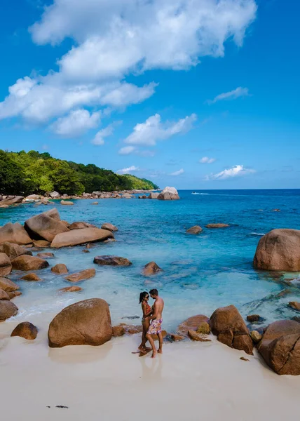 Praslin Seychelles tropical island with withe beaches and palm trees, couple men and women mid age on vacation at the Seychelles visiting the tropical beach of Anse Lazio Praslin Seychelles — Stockfoto