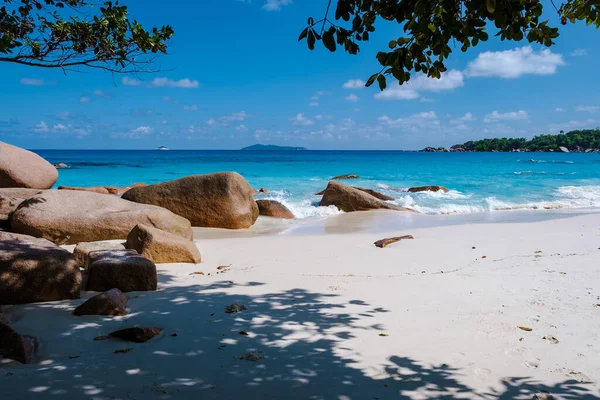 Praslin Seychelles isla tropical con las playas y palmeras, playa de Anse Lazio, palmera se encuentra sobre la isla tropical desierta playa de ensueño en Anse Lazio, Seychelles — Foto de Stock