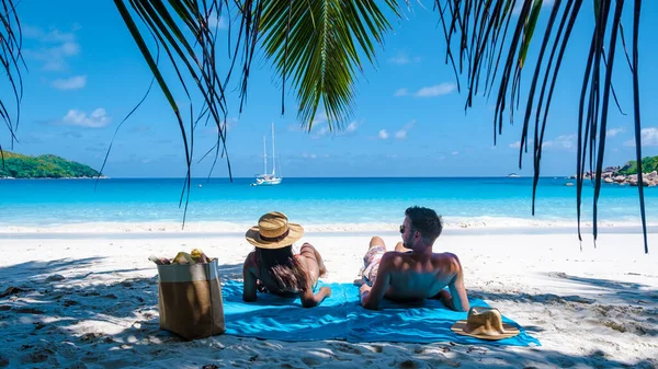 Praslin Seychelles tropical island with withe beaches and palm trees, couple men and women mid age on vacation at the Seychelles visiting the tropical beach of Anse Lazio Praslin Seychelles — Fotografia de Stock
