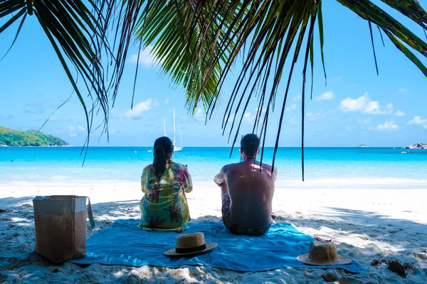 在塞舌尔热带岛屿的普拉斯林 有海滩和棕榈树 一对中年男女在塞舌尔度假 参观了热带海滩Anse Lazio Praslin塞舌尔 — 图库照片